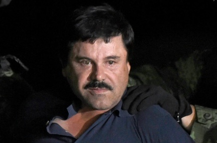 Le baron mexicain de la drogue Joaquin "El Chapo" Guzman lors de son arrestation apres six mois de cavale, le 8 janvier 2016 a l'aeroport de Mexico