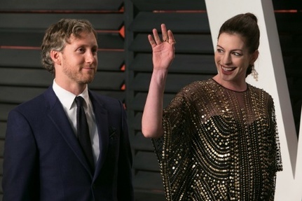 Les acteurs americains Anne Hathaway et Adam Shulman, le 28 fevrier 2016 a Beverly Hills, Californie, lors des Oscars