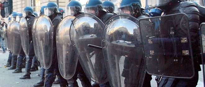 La police a fait usage de la force pour mettre fin a certains blocages de lycees en Ile-de-France.