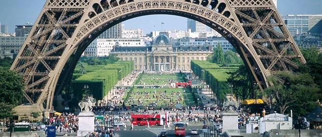 La tour Eiffel et Paris attirent toujours les touristes du monde entier.