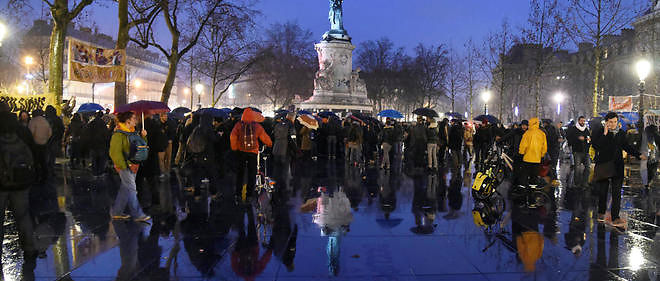 La Nuit debout le 2 avril, place de la Republique a Paris. Le mouvement n'a d'autre mot d'ordre que de durer et s'etendre.