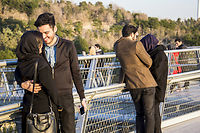 Smartphone en main et cheveux débordant du foulard islamique, les couples s'affichent sans complexe sur le pont Tabiat.