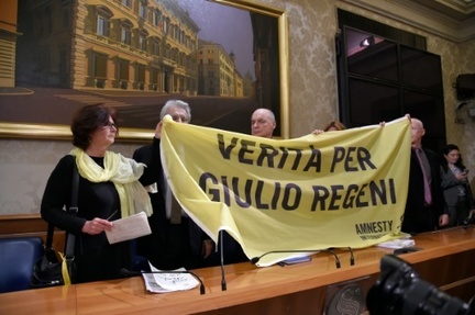 Les parents de Giuilio Regeni deployant une banderole pour demander "la verite" sur le supplice de leur fils en Egypte le 29 mars 2016 au Senat a Rome