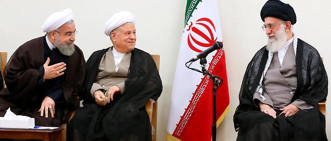 Le president de la Republique islamique d'Iran Hassan Rohani (a gauche) salue le guide supreme, l'ayatollah Khamenei (a droite), veritable chef de l'Etat iranien. 