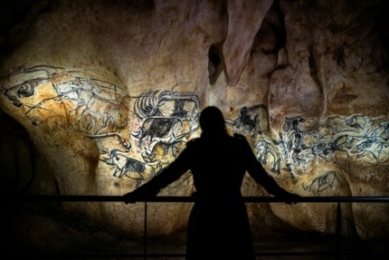 Une personne observe une reproduction a taille reelle des fresques de la grotte Chauvet, a Vallon Pont d'Arc le 8 avril 2015