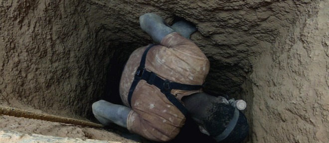 Un adolescent travaillant dans la mine de Fandjora, il s'enfonce dans la terre pour chercher de l'or. 