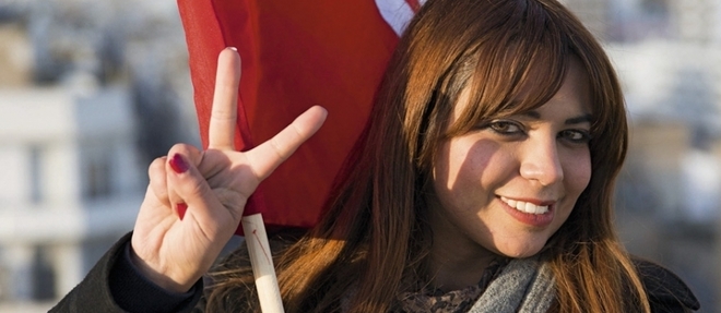 Jeune femme tunisienne durant la Revolution de Jasmin en 2011. 
