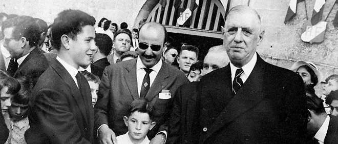 Heros. Adolescent de 14 ans, Jean-Louis Debre echange une poignee de main avec le general de Gaulle, en 1959.