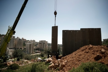 Israel lance le 7 avril 2016 la construction d'un mur de separation dans la vallee de Cremisan, pres de la ville chretienne palestinienne de Beit Jala, en Cisjordanie occupee