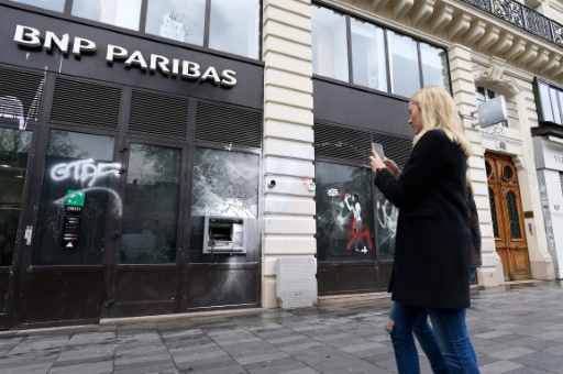 Une agence bancaire et un distributeur d'argent liquide vandalisés place de la République à Paris, où sont rassemblés les participants au mouvement citoyen "Nuit Debout", le 16 avril 2016 © MIGUEL MEDINA AFP