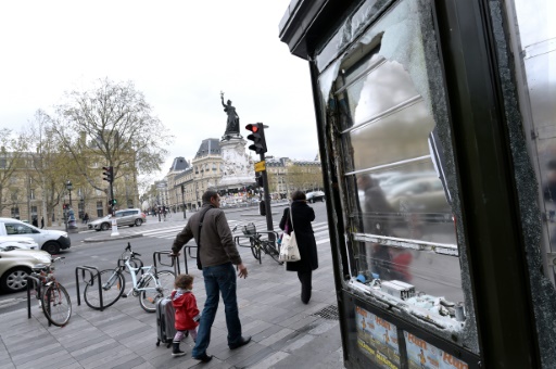 La vitrine brisée d'un kiosque à journaux, place de la République à Paris, où sont rassemblés les participants au mouvement citoyen "Nuit Debout", le 16 avril 2016 © MIGUEL MEDINA AFP