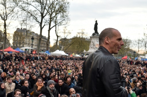 L'ex-ministre grec des Finances Yanis Varoufakis devant les participants de la "Nuit Debout" à Paris le 16 avril 2016 © ALAIN JOCARD AFP