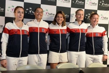 L'equipe de France de Fed Cup pose lors d'une conference de presse, le 13 avril 2016 a Trelaze (Maine-et-Loire)