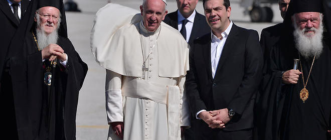 Le pape Francois est recu par le Premier ministre grec Alexis Tsipras et des patriarches et archeveques. 