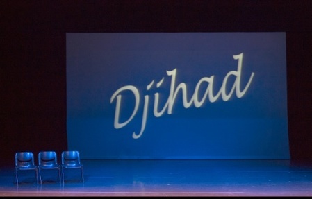 La scene du theatre a Trappes avant la representation de la piece "Djihad", le 15 avril 2016
