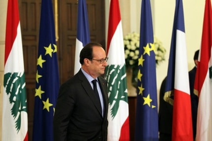 Le president francais Francois Hollande a son arrivee pour une conference de presse commune avec le Premier ministre libanais a Beyrotuh le 16 avril 2016
