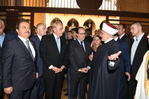 Le président français François Hollande avec le président du Parlement libanais Nabih Berri à la mosquée al-Omari sur une photo fournie par le service de presse du Parlement libanais à Beyrouth le 16 avril 2016 © Handout LEBANESE PARLIAMENT/AFP