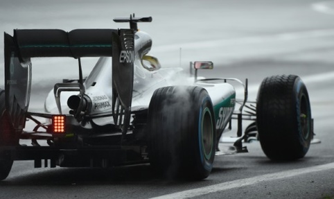 Le Britannique Lewis Hamilton au volant de sa Mercedes lors de la 3e seance d'essais libre du GP de Chine, le 16 avril 2016 a Shanghai