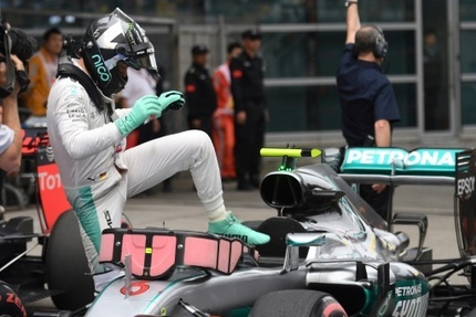 L'Allemand Nico Rosberg descend de sa Mercedes apres avoir realise la pole position au GP de Chine, le 16 avril 2016 a Shanghai
