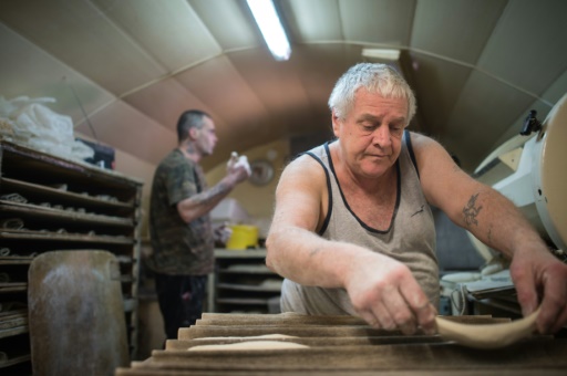 Michel Flamant (d) et Jérôme Aucant travaillent dans leur boulangerie, le 23 mars 2016 à Dole, dans le Jura © SEBASTIEN BOZON AFP