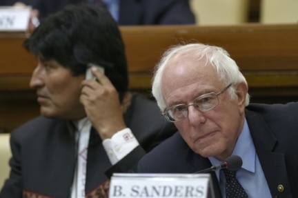 Le candidat a l'investiture democrate Bernie Sanders (d) et le president bolivien Evo Morales lors d'une conference a Rome, le 15 avril 2016