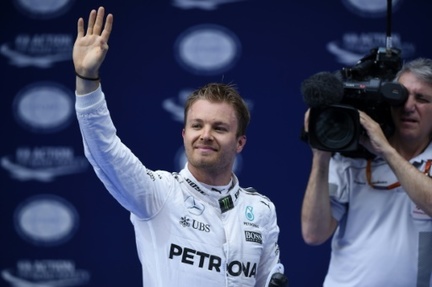 L'Allemand Nico Rosberg (Mercedes) salue ses supporteurs apres sa pole position pour le GP de Chine, le 16 avril 2016 a Shanghai 