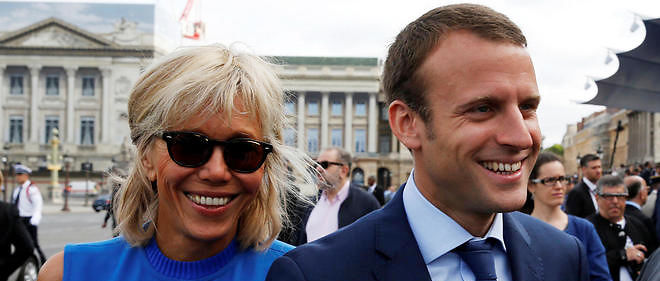 Le ministre de l'Economie Emmanuel Macron regrette sa couverture de "Paris Match" et en fait porter la faute a son epouse Brigitte. 