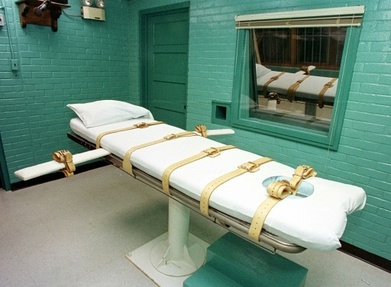 Une table avec les sangles ou les condamnes a mort sont executes par injection letale