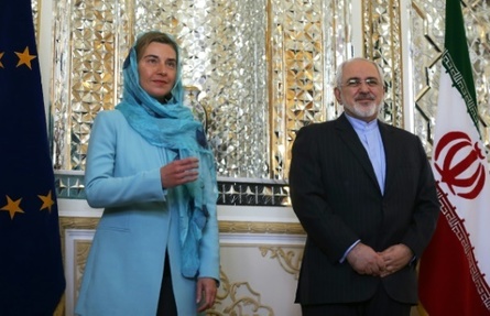 Le ministre iranien des Affaires etrangeres Mohammad Javad Zarif (d) et son homologue europeenne  Federica Mogherini, lors d'une conference de presse a Teheran, le 16 avril 2016