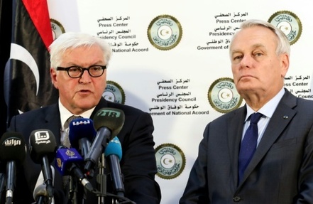 Le ministre allemand des Affaires etrangeres Frank-Walter Steinmeier (g) et son homologue francais Jean-Marc Ayrault (d) en conference de presse sur une base navale a Tripoli le 16 avril 2016
