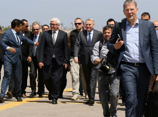Les ministres allemands et français es Affaires étrangères Frank-Walter Steinmeier (g) et Jean-Marc Ayrault (d) à leur arrivée dans la capitale libyenne Tripoli le 16 avril 2016 © Mahmud TURKIA AFP