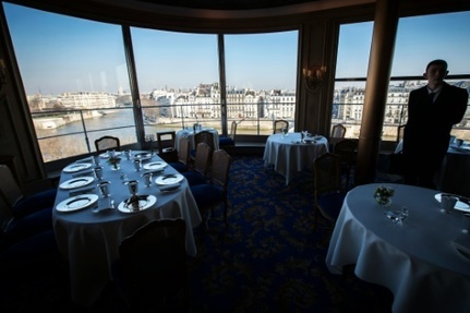 La vue sur la Seine de la Tour d'Argent, legendaire restaurant parisien, le 25 fevrier 2016