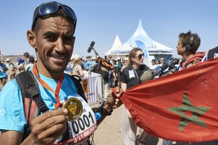 Le Marocain Rachid El Morabity, vainqueur de la 31e editon du Marathon des Sables, pose avec sa medaille d'or, le 16 avril 2016 a Tazoulayt au Maroc