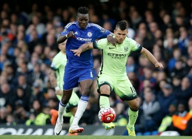Sergio Aguero, attaquant de Manchester City, face a Bertrand Traore de Chelsea, le 16 avril 2016 a Stamford Bridge
