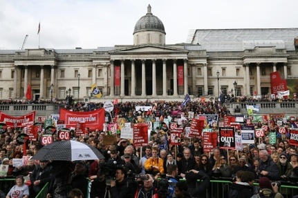 Les manifestants contre la politique d'austerite du gouvernement conservateur a Trafalgar Square a Londres le 16  avril 2016