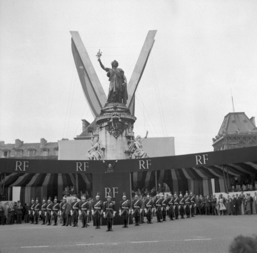 Le général de Gaulle tient meeting, le 4 septembre 1958 place de la République à Paris, pour présenter le projet de la nouvelle Constitution © STAFF INTERCONTINENTALE/AFP/Archives
