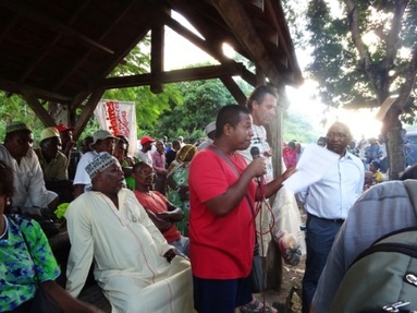 Le syndicaliste Rivomalala Rakotondravelo (SNUIPP, Syndicat national unitaire des instituteurs, professeurs des ecoles), Rivomalala Rakotondravelo (C), propose la fin du mouvement de greve generale a Mayotte, a Mtsamoudou (sud), le 16 avril 2016