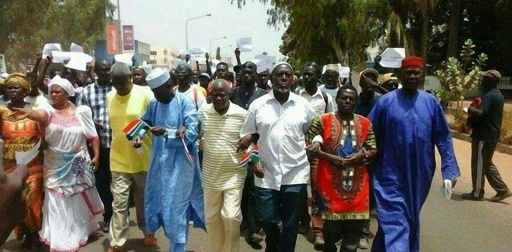 Des manifestants dans les rues de Banjul le 16 avril 2016 après la mort d'un opposant au président Yahya Jammeh © STRINGER AFP