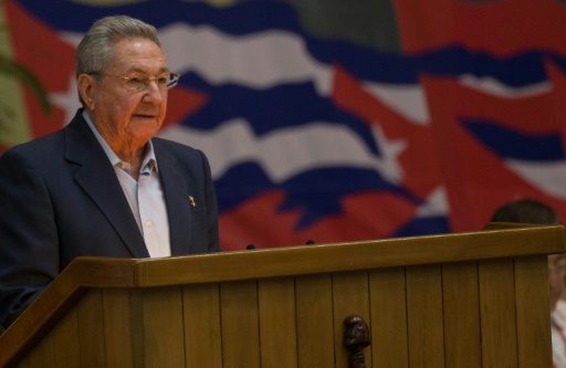 Le président cubain Raul Castro lors de son intervention devant le Congrès du parti communiste cubain à La Havane le 16 avril 2016 sur une photo diffusée par le site officiel www.cubadebate.cu © ISMAEL FRANCISCO Cuba Debate/AFP