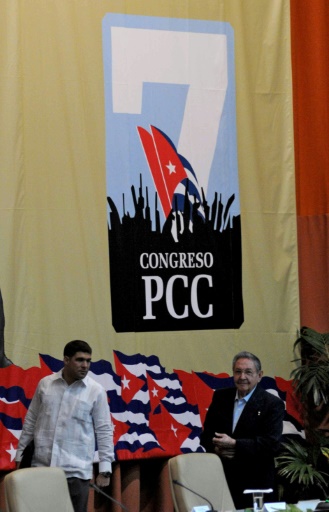 Le président cubain Raul Castro devant une affiche à l'ouverture du Congrès du parti communiste cubain à La Havane le 16 avril 2016 sur une photo diffusée par l'agence cubaine ACN  © OMARA GARCIA MEDEROS ACN/AFP