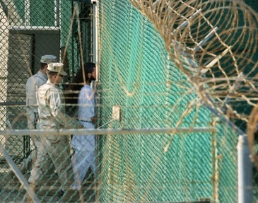 Des gardes americains et un detenu sur la base de Guantanamo le 29 mars 2010