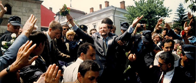 Le roi Simeon II, chef d'Etat puis Premier ministre de Bulgarie de 2001a 2005, acclame lors de son retour en Bulgarie en 1996.