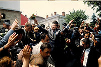 Le roi Siméon II, chef d’État puis Premier ministre de Bulgarie de 2001à 2005, acclamé lors de son retour en Bulgarie en 1996.