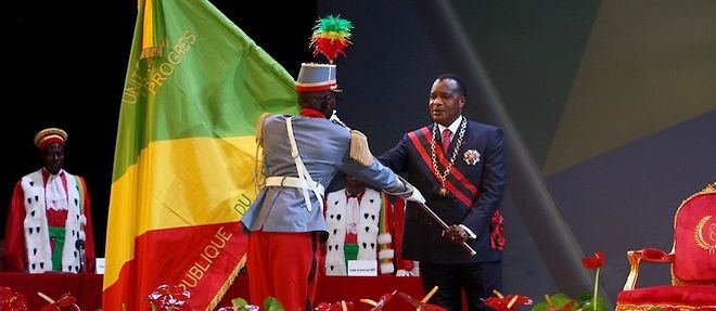 A nouveau investi president pour un mandat de cinq ans, Denis Sassou Nguesso recoit le drapeau du Congo lors de la ceremonie organisee a cet effet le 16 avril 2016.