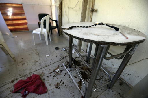 Un fouet posé sur une table à l'intérieur u bâtiment où des Syriennes étaient victimes de trafic sexuel, le 14 avril 2016 à Beyrouth  © JOSEPH EID AFP
