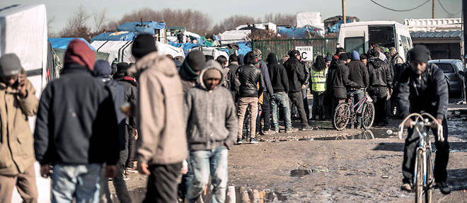 Les refugies de la "jungle" de Calais investissent desormais la rocade portuaire.