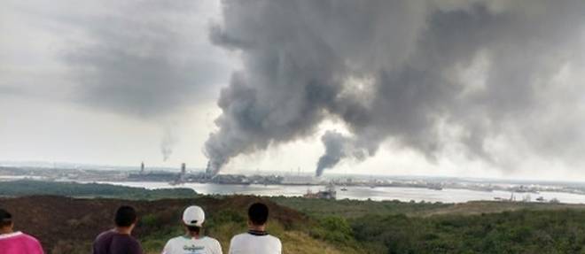 La fumee s'echappe du complexe petrochimique de PEMEX a Coatzacoalcos, dans l'Etat de Veracruz au Mexique, le 20 avril 2016