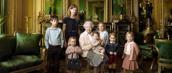 La reine Elizabeth II en compagnie de ses arriere-petits-enfants, a l'occasion de son 90e anniversaire.