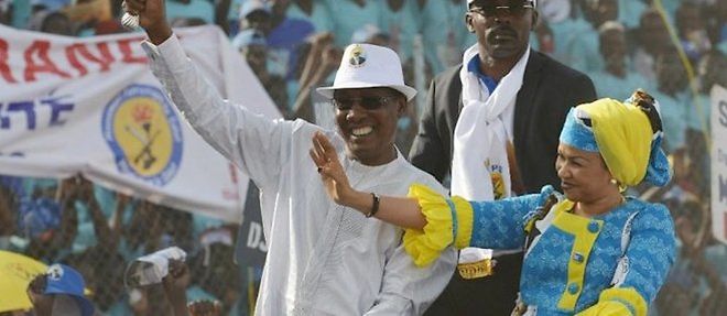 Idriss Deby Itno et son epouse Inda lors d'un meeting au stade de N'Djamena, le 8 avril 2016.