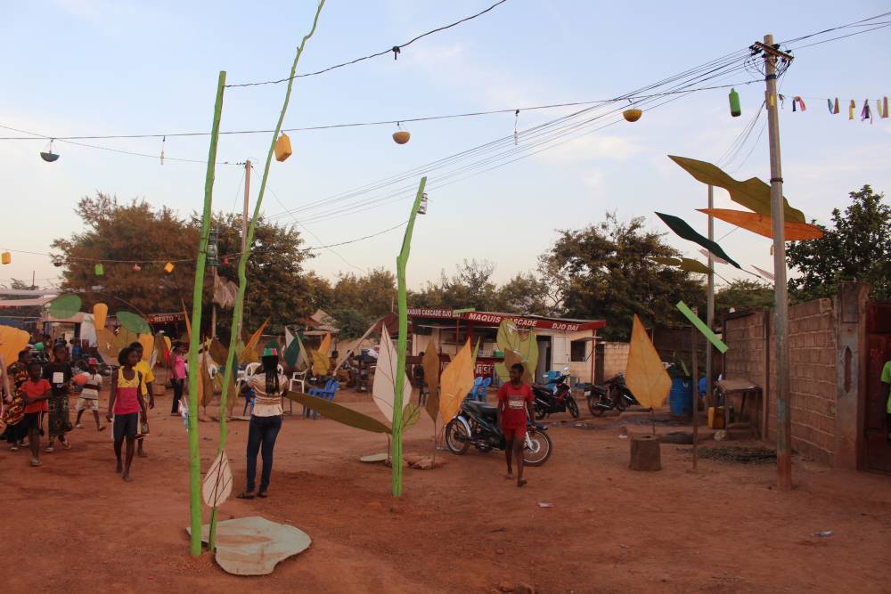 Scénographie de la rue du festival, quartier de Bougsemtenga à Ouagadougou. ©  Récrétrales